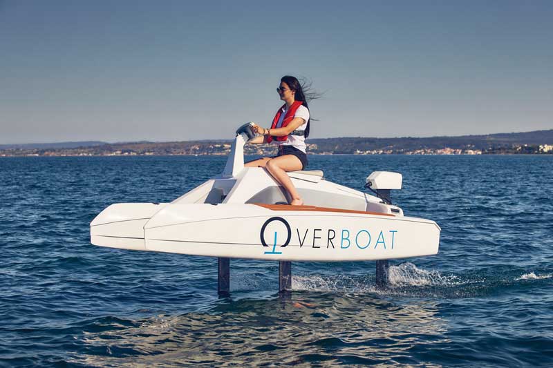 hydrofoiling catamaran