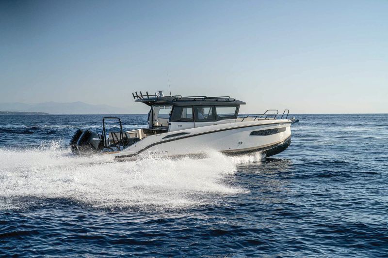 Navan C30 powerboat underway