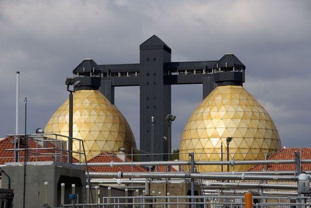 The state’s largest sewage treatment plant, Baltimore’s Back River Wastewater Treatment Plant, discharged 3.6<br />million pounds of nitrogen last year into a Bay tributary. The state’s largest sewage treatment plant, Baltimore’s Back River Wastewater Treatment Plant, discharged 3.6<br />million pounds of nitrogen last year into a Bay tributary.